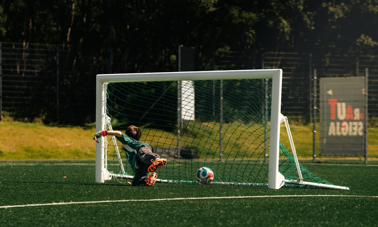 Markvörður ver skot í EasyGoal mark